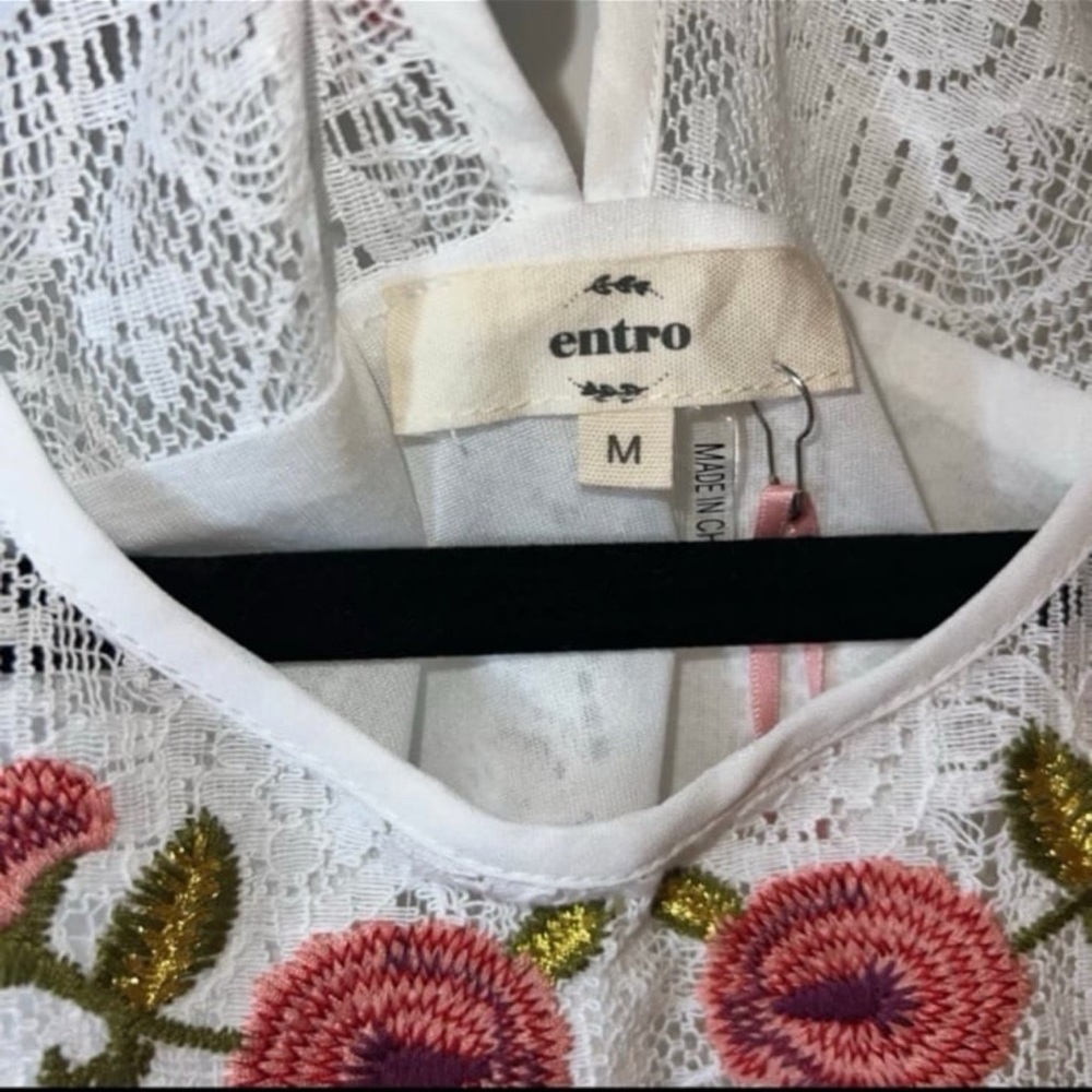 Entro Floral Embroidered Lace Sleeveless Top
Size med - Picture 2 of 2
